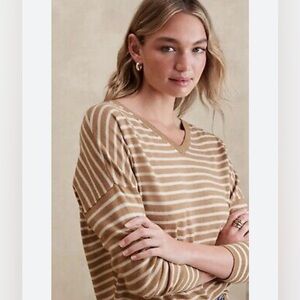 Banana Republic Forever Sweater NWOT SIZE M